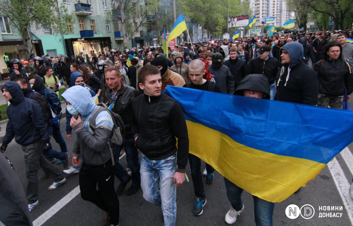 Проукраинский митинг в Донецке 28 апреля 2014 года. Фото: Сергей Ваганов