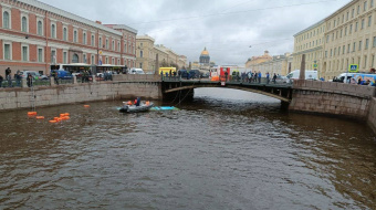 Автобус упав у річку Мойку у Санкт-Петербурзі. Фото: ASTRA